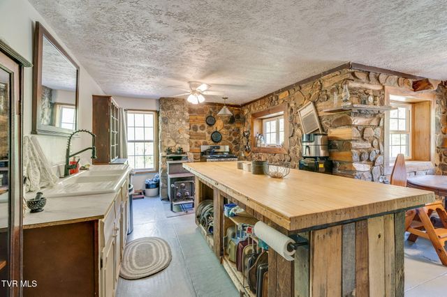 170 Davis Road, Thorn Hill, TN 37881