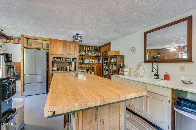 170 Davis Road, Thorn Hill, TN 37881