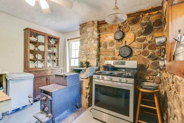 170 Davis Road, Thorn Hill, TN 37881