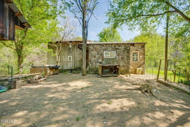 170 Davis Road, Thorn Hill, TN 37881