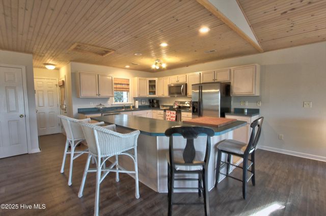 102 S Harbor Drive, Surf City, NC 28445