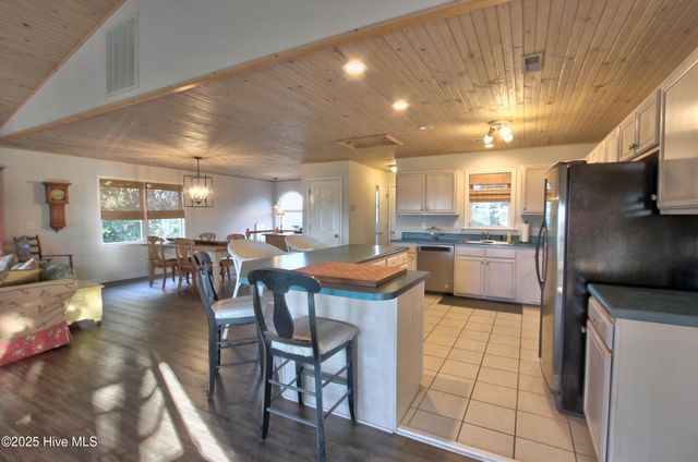 102 S Harbor Drive, Surf City, NC 28445