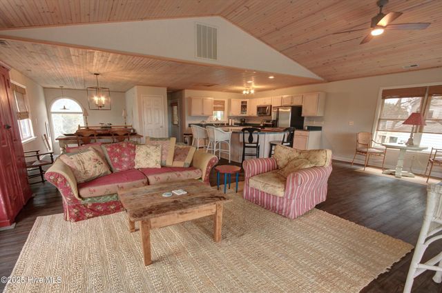 102 S Harbor Drive, Surf City, NC 28445