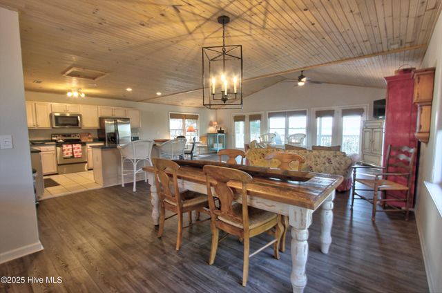 102 S Harbor Drive, Surf City, NC 28445