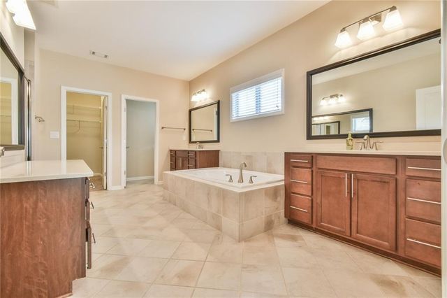 580 La Perla Drive, Sugar Hill, GA 30518