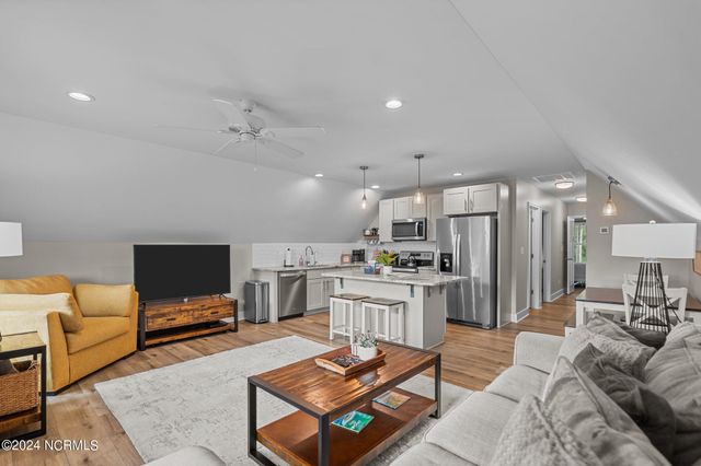2463 Hoover Road, Hampstead, NC 28443