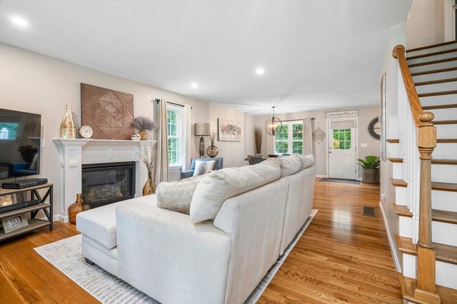 16 Farnum St, Uxbridge, MA 01569