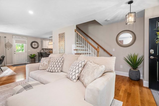 16 Farnum St, Uxbridge, MA 01569