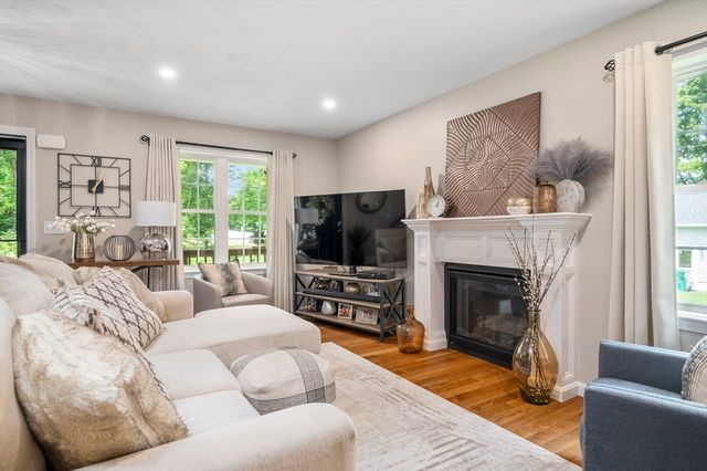 16 Farnum St, Uxbridge, MA 01569