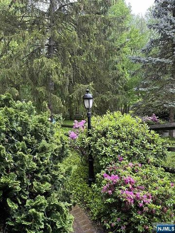 3 Lambs Lane, Cresskill, NJ 07626