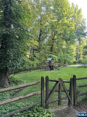 3 Lambs Lane, Cresskill, NJ 07626