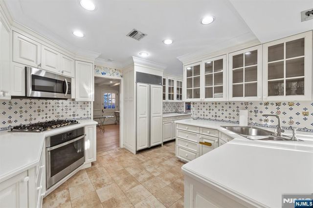 3 Lambs Lane, Cresskill, NJ 07626