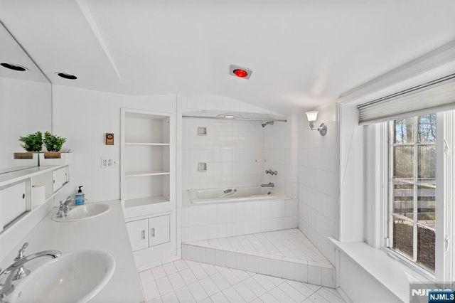 3 Lambs Lane, Cresskill, NJ 07626