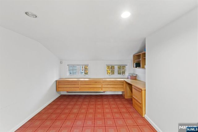 3 Lambs Lane, Cresskill, NJ 07626