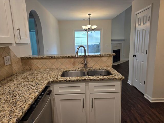 172 Stoneforest Drive, Woodstock, GA 30189