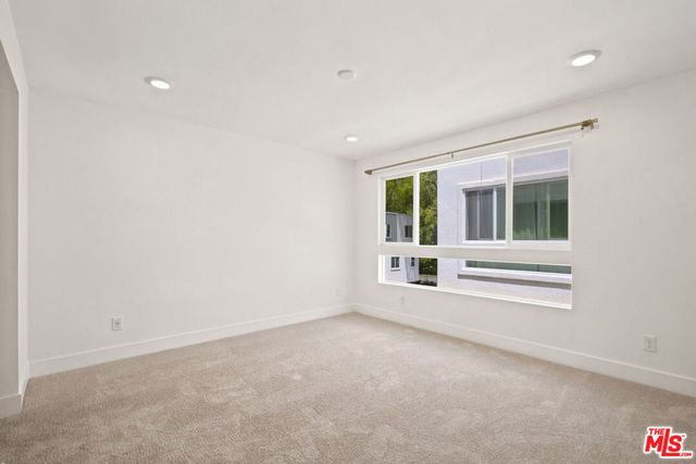 5262 N Rainier Way, Valley Village, CA 91607