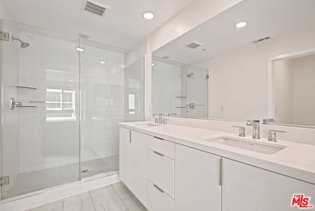 5262 N Rainier Way, Valley Village, CA 91607