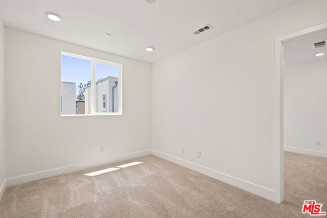 5262 N Rainier Way, Valley Village, CA 91607