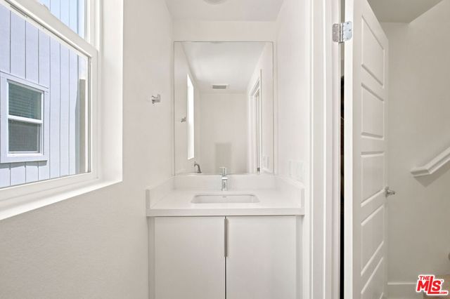 5262 N Rainier Way, Valley Village, CA 91607