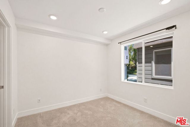 5262 N Rainier Way, Valley Village, CA 91607