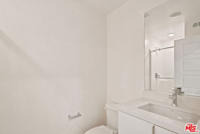 5262 N Rainier Way, Valley Village, CA 91607