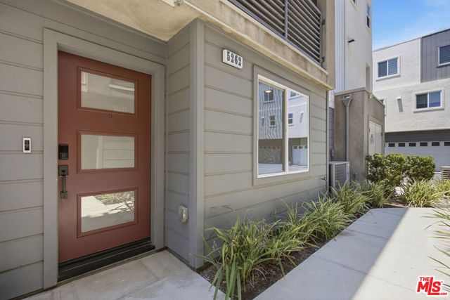 5262 N Rainier Way, Valley Village, CA 91607