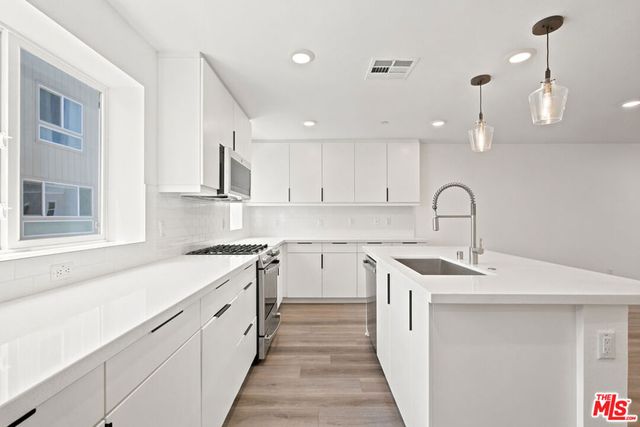 5262 N Rainier Way, Valley Village, CA 91607