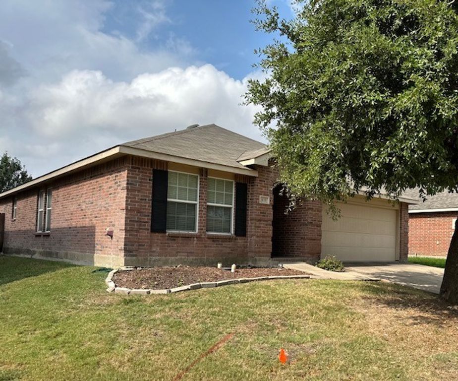 433 Emerald Creek Drive, Fort Worth, TX 76131