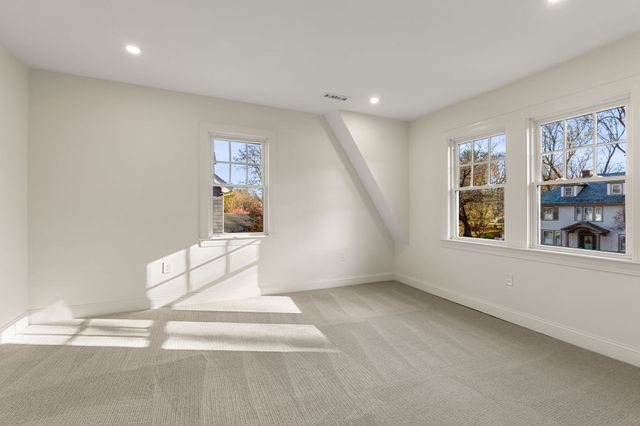 72 Berwick St, Worcester, MA 01602