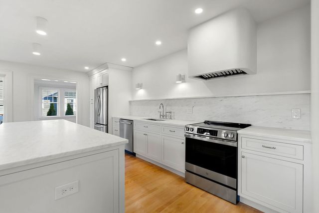 72 Berwick St, Worcester, MA 01602