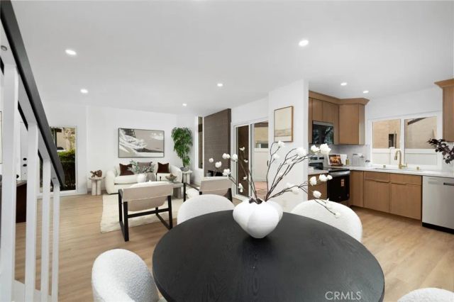 923 Hyde Court, Costa Mesa, CA 92626