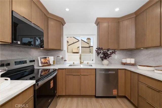 923 Hyde Court, Costa Mesa, CA 92626