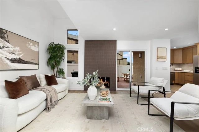923 Hyde Court, Costa Mesa, CA 92626