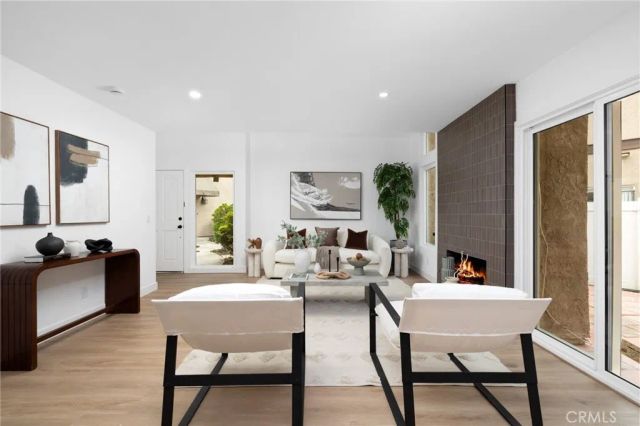 923 Hyde Court, Costa Mesa, CA 92626