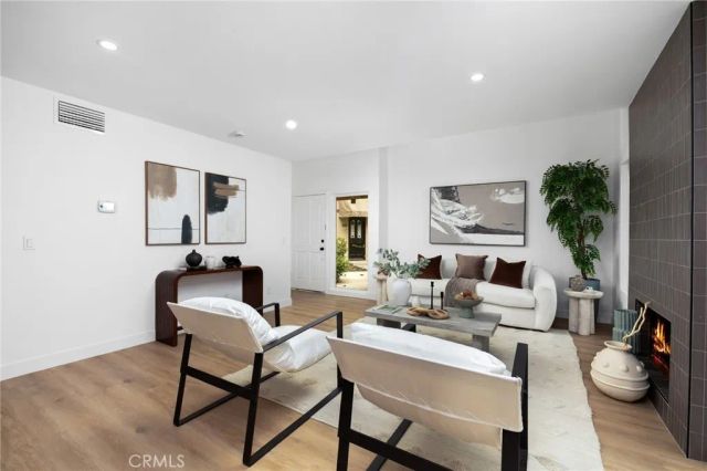 923 Hyde Court, Costa Mesa, CA 92626