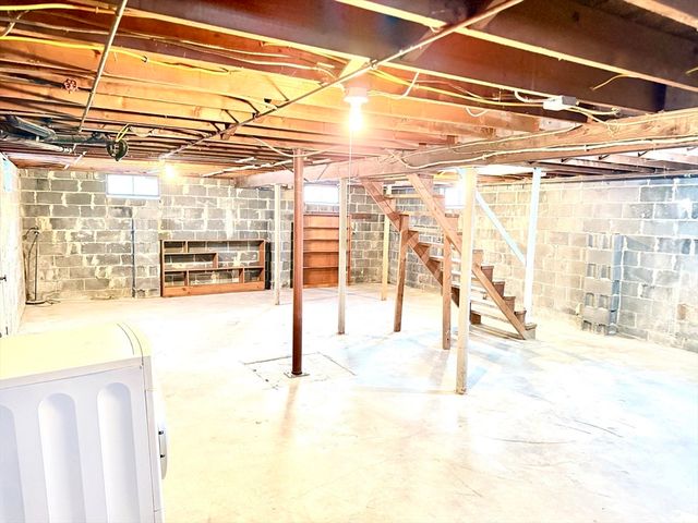 37 Plateau Cir, West Springfield, MA 01089