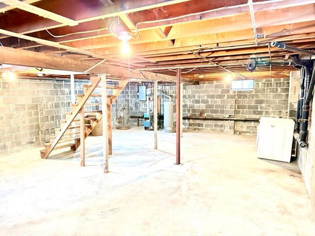 37 Plateau Cir, West Springfield, MA 01089