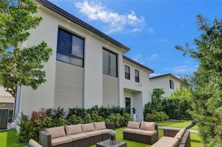 8211 NW 43rd Ter, Doral, FL 33166