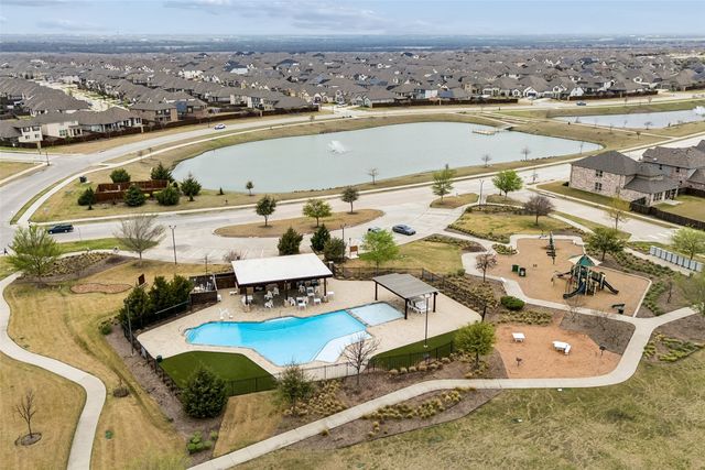 1813 Meadow Trail Lane, Aubrey, TX 76227