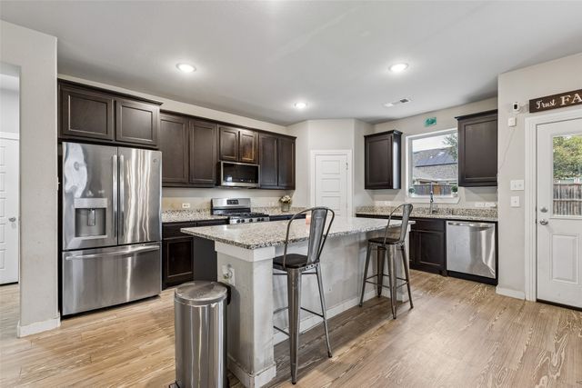 1813 Meadow Trail Lane, Aubrey, TX 76227