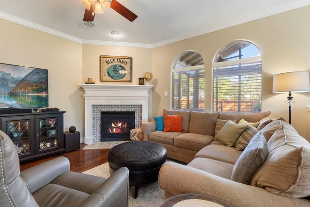 6 Tethered Vine Place, The Woodlands, TX 77382