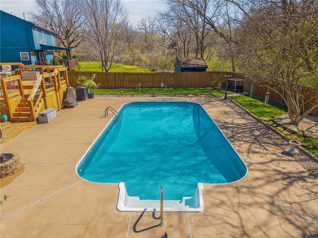 4412 NW PENNINGTON Lane, Blue Springs, MO 64015