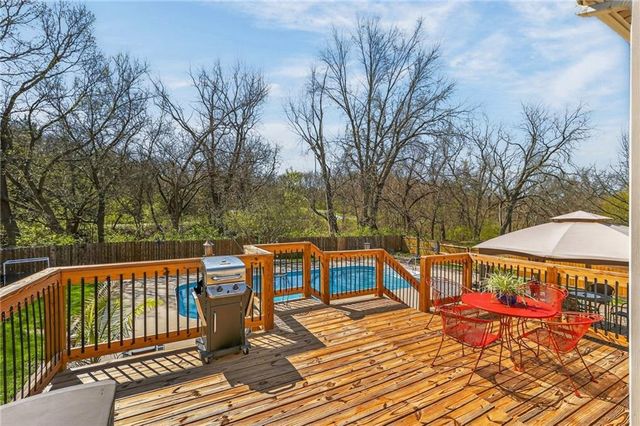 4412 NW PENNINGTON Lane, Blue Springs, MO 64015