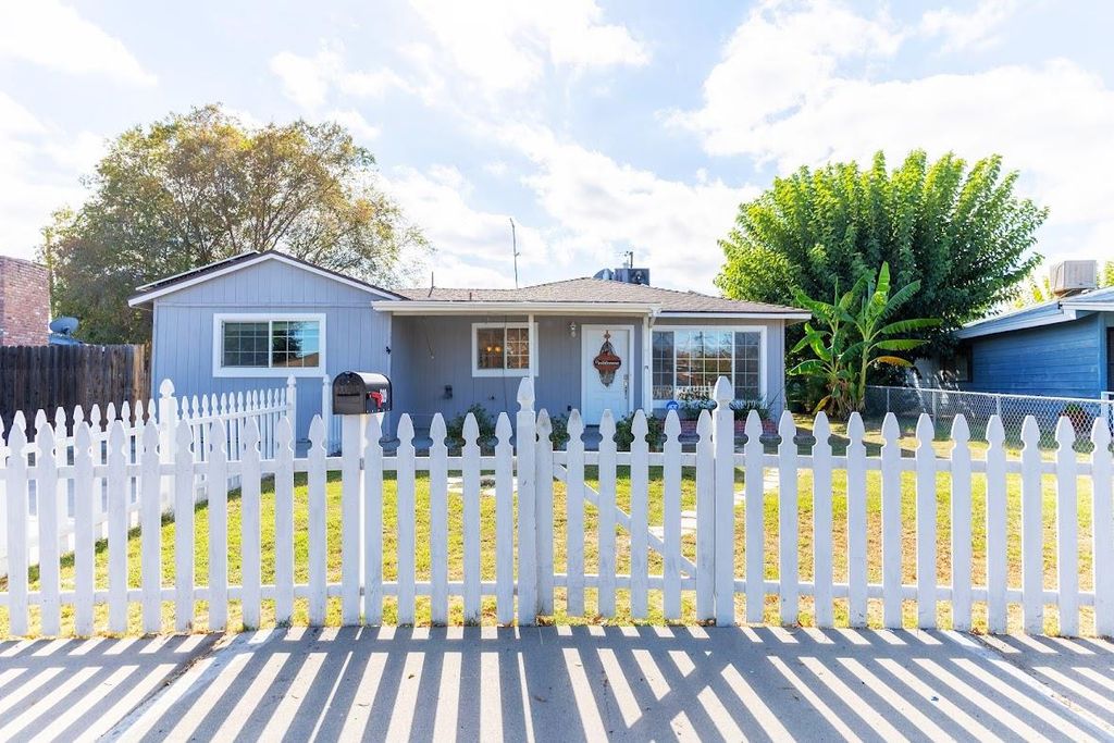 Image 1 of property listing at 609 W College Avenue, Coalinga, CA 93210