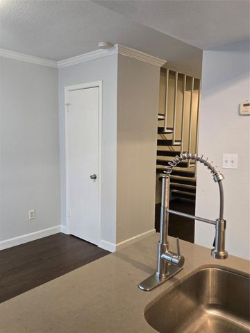 6202 Skyline Drive 7, Houston, TX 77057