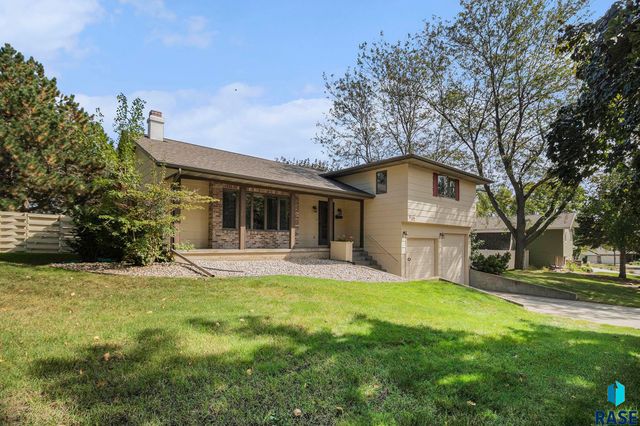 912 Jennifer St Street, Madison, SD 57042