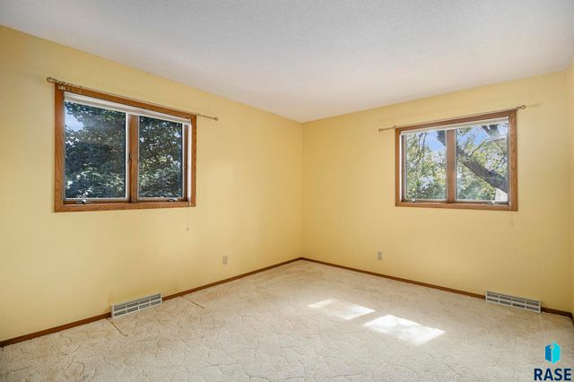 912 Jennifer St Street, Madison, SD 57042