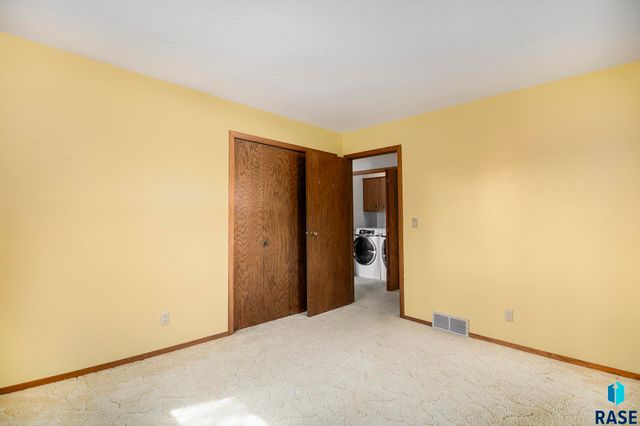 912 Jennifer St Street, Madison, SD 57042