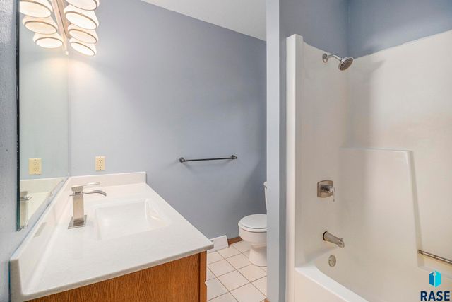 912 Jennifer St Street, Madison, SD 57042