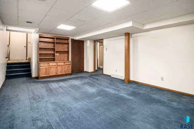 912 Jennifer St Street, Madison, SD 57042